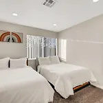 Midcentury Modern Home With Pool 10 Min To Strip Great For Family