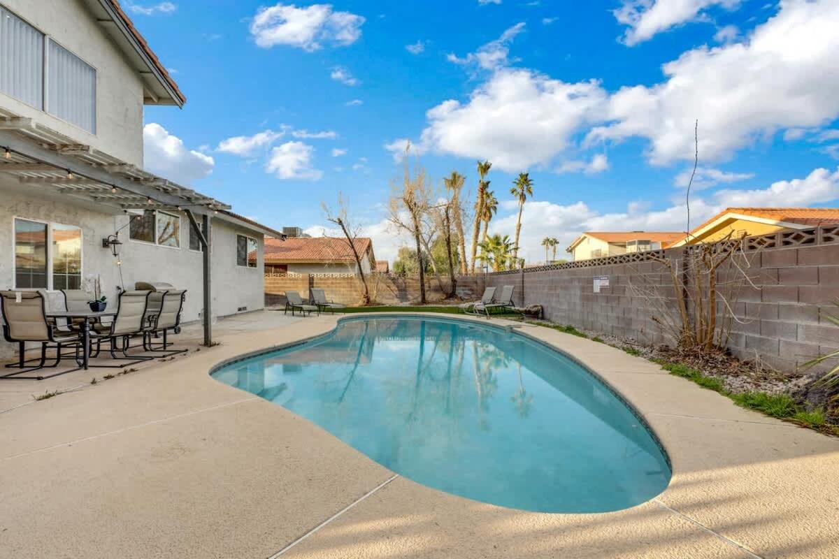 Midcentury Modern With Pool 10 Min To Strip Great For Family Holiday home *