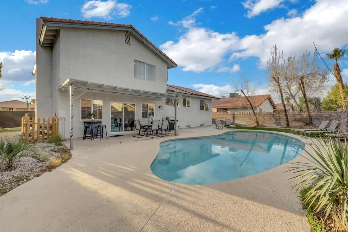 Midcentury Modern With Pool 10 Min To Strip Great For Family Holiday home Las Vegas