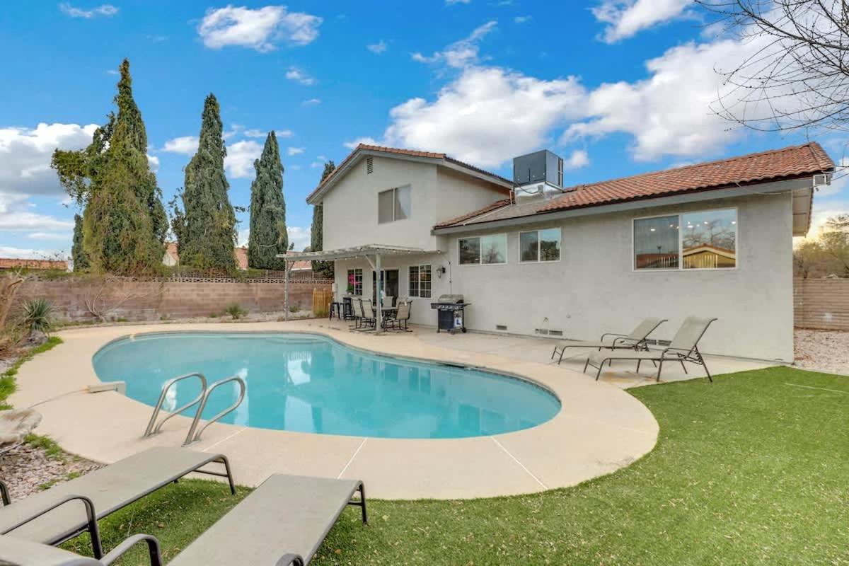 Holiday home Midcentury Modern With Pool 10 Min To Strip Great For Family