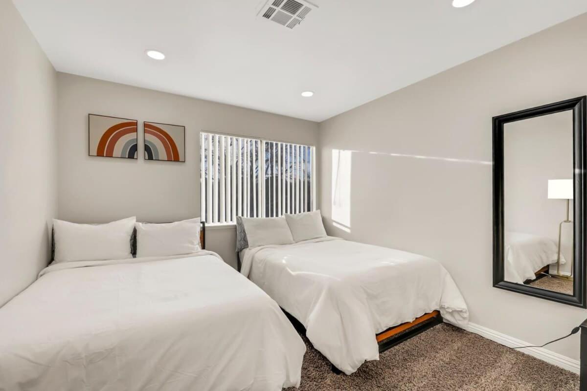 Midcentury Modern With Pool 10 Min To Strip Great For Family Сasa de vacaciones Las Vegas