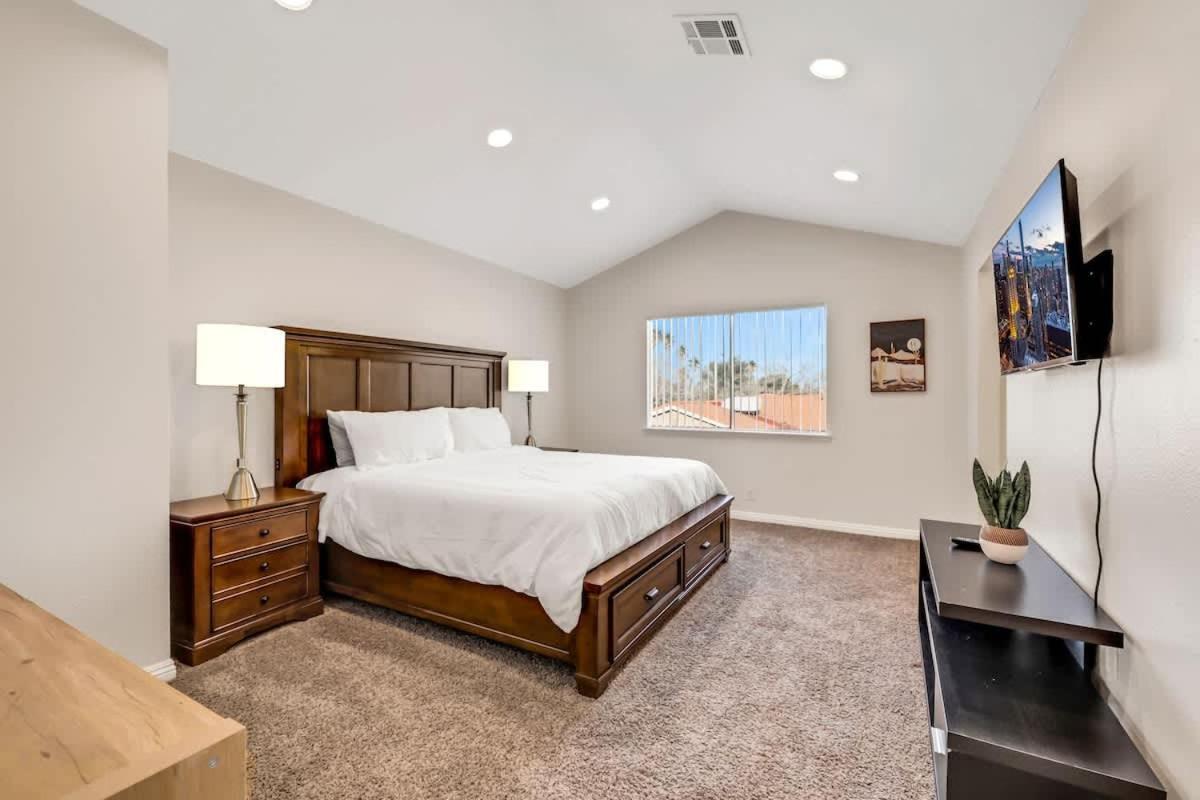 Midcentury Modern With Pool 10 Min To Strip Great For Family Сasa de vacaciones Las Vegas