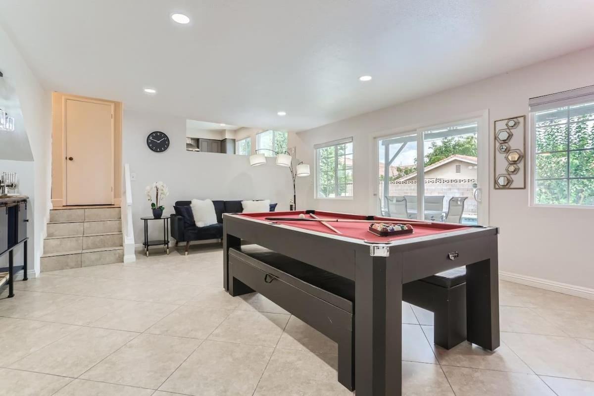 Midcentury Modern With Pool 10 Min To Strip Great For Family Сasa de vacaciones *